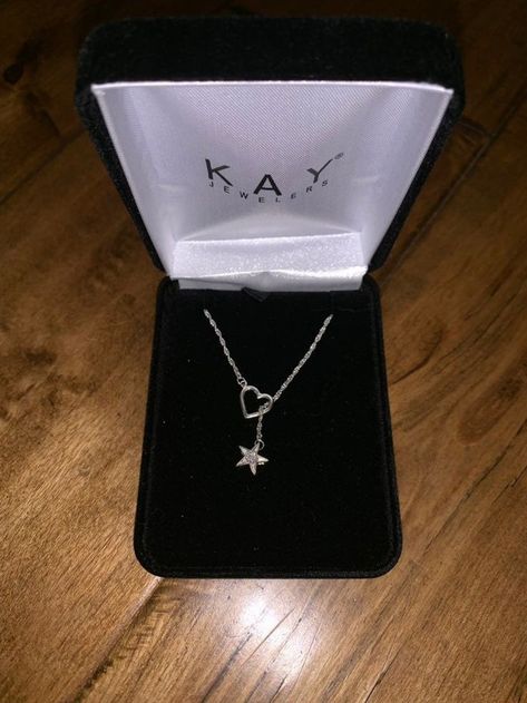 Necklace Box Gift, Kay Jewelers Necklaces, Armani Parfum, Aesthetic Snap, Xo Jewelry, Pandora Bracelet Designs, Gift Aesthetic, Jewelry Photography Styling, Aesthetic Gift