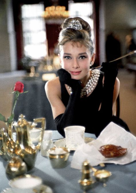 Audrey Hepburn iconic Halloween costume Audrey Hepburn Sons, Audrey Hepburn Givenchy, Breakfast At Tiffany's Costume, Personal Statements, Iconic Halloween Costumes, Aubrey Hepburn, Blake Edwards, Audrey Hepburn Photos, Holly Golightly