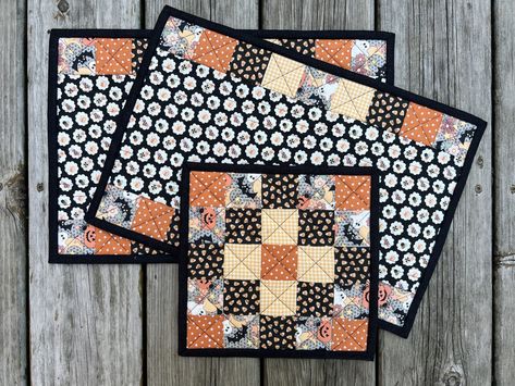 Halloween Placemats Patterns Free, Easy Patchwork, Quilting Guides, Table Runners And Placemats, Halloween Placemats, Fall Placemats, Mug Mat, Mug Rug Patterns, Quilting Videos