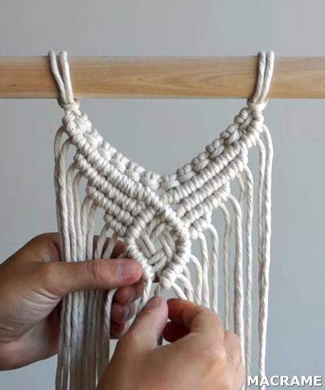 Diy Macrame Tutorial, Simpul Makrame, Art Macramé, Pola Macrame, Wall Hanging Pattern, Macrame Wall Hanging Tutorial, Half Hitch Knot, Free Macrame Patterns, Macrame Plant Hanger Patterns