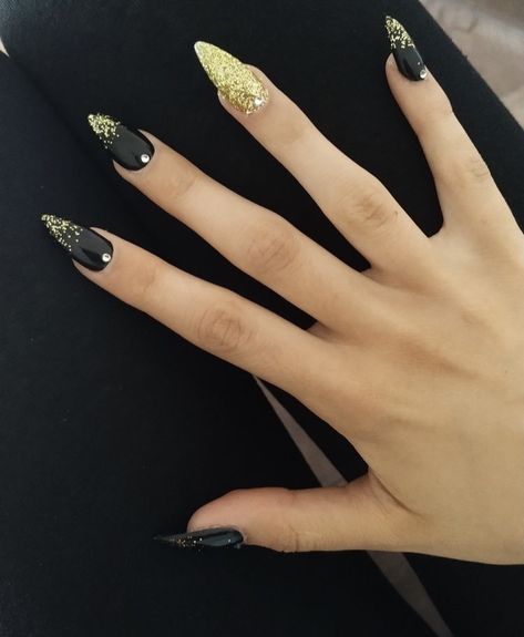 New Years Nail Ideas Sparkle, Black And Gold Ombre Nails, Matte Black Nails With Glitter, Black And Gold Almond Nails, Black Nails With Gold Glitter, Black And Gold Glitter Nails, Black And Gold Nail Art, Gold Nail Art Designs, Gold Gel Nails