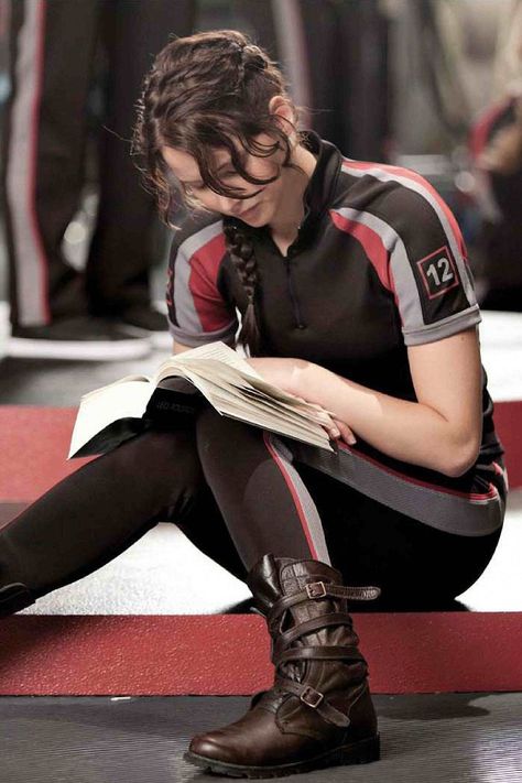 Katniss reading The Hunger Games, just kidding she's reading a guide :) Jeniffer Lawrance, Reading Harry Potter, Doug Funnie, Gale Hawthorne, Johanna Mason, Glume Harry Potter, Hunger Games Memes, District 12, Hunger Games Humor