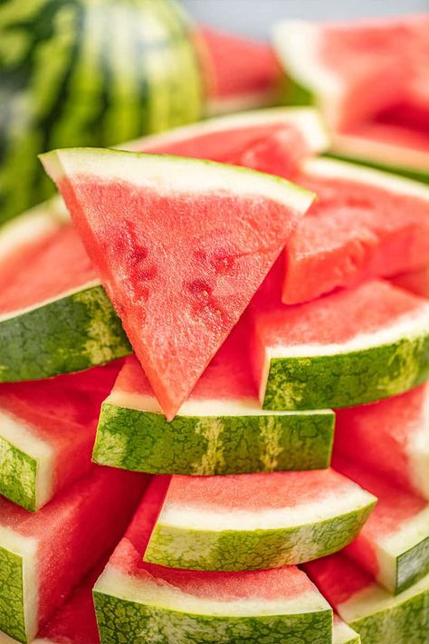 Watermelon Slicing Ideas, Watermelon Slices For Party, Watermelon Spears, How To Cut A Watermelon, Cut Watermelon Easy, Watermelon Platter, Buffet Recipes, Whole Watermelon, Salad Recipes Healthy Dinner