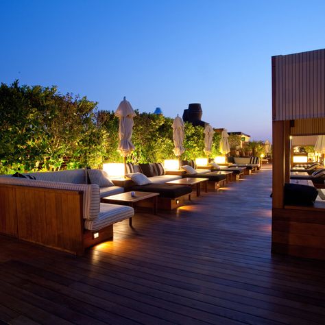 Rooftop Bar Design, Roof Top Cafe, Rooftop Restaurant Design, Barcelona Hotel, Outdoor Restaurant Design, Terrace Ideas, Terrace Restaurant, Spa Rooms, Rooftop Terrace Design