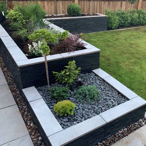 Black Slate Landscaping, Modern Front Garden Ideas Uk, Black Garden Wall, Outdoor Gardens Design Front Yards, Slate Rock Landscaping, Small Outdoor Fireplace Ideas, Planters In Front Of House, New Build Garden Ideas, Face Mosaic