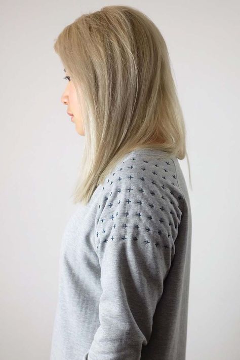 DIY trend: Beautiful Sashiko Embroidery inspiration Sashiko Sweatshirt, Dress Hack, Craft Trends, Sashiko Pattern, Mending Clothes, Sashiko Embroidery, Embroidery Sweater, Navy Blue Linen, Visible Mending