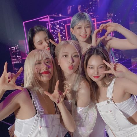 𝙄𝙎𝘼𝙆 𝙒𝙊𝙊 on Instagram: “🖤💖#BLACKPINK #THESHOW” Rosa Blackpink, Rosé Instagram, Blackpink Blink, Rose Blackpink, Rose Park, Pink Vibes, Blackpink And Bts, Park Chaeyoung, Jennie Lisa