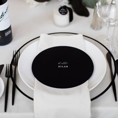 Black Cutlery Wedding, Black Charger Table Setting, Black Wedding Chargers, Charger Plate Setting, Black Charger White Plate, Black Charger White Plate Wedding, Black Rim Charger Plate Wedding, Modern Wedding Place Settings, Wedding Charger Plates Ideas