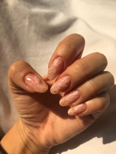 Natural Nails With Gold Flakes, Nail Art Tan Skin, Flower Nails With Gold Flakes, Gold Flake Nails Pink, Clear Nails Gold Flakes, Tan Nails With Gold Flakes, Nails With Gold Flakes, Rose Quartz Nails, Quartz Nail