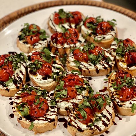 Tomato Crostini, Balsamic Drizzle, Crostini Appetizers, Ricotta Toast, Gourmet Appetizers, Snacks Für Party, Perfect Appetizers, Party Food Appetizers, Food Platters