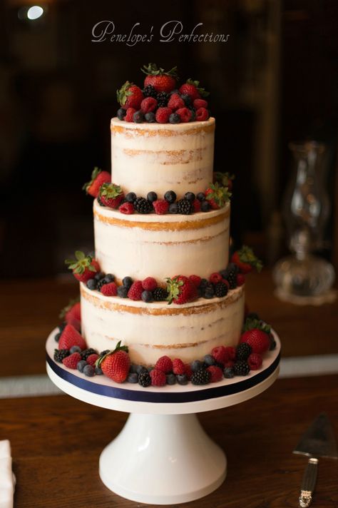 Wedding Cake With Fruit Decoration, Naked Cake With Berries, Wedding Cake Fruit, Berry Wedding Cake, Fruit Wedding Cake, Berry Wedding, Country Wedding Cakes, Small Wedding Cakes