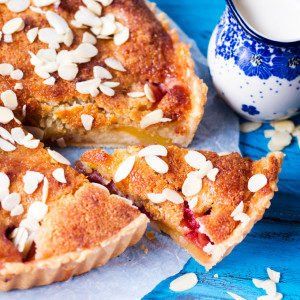 Peach and Almond Tart Almond Tart Recipe, Kitchen Sanctuary, Peach Tart, Almond Tart, Tart Dessert, Homemade Pastries, Peach Recipe, Sweet Pie, Sweet Pastries