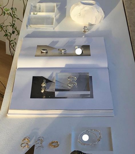 Jewelry Merchandising Display Retail, Luxury Jewellery Display, Jewelry Pop Up Display Ideas, Jewelry Store Branding, Market Setup, Cos Jewellery, Charm Display, Luxury Jewelry Display, Jewelry Mood Board