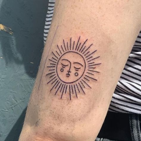 Happy Sun Tattoo Faces, Happy Sun Tattoo, Sun Tattoo Back Of Arm, Hippie Sun Tattoo, Sun With Face Tattoo, Sun Face Tattoo, Sun With Face, Party Tattoos, Girls Tattoo