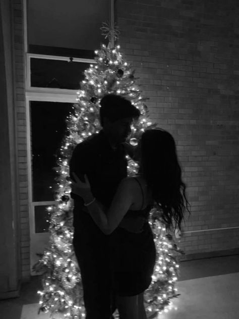 Couple Decorating Christmas Tree, Christmas Love Couple, Christmas Couple Pictures, Christmas Mirror, Xmas Couple, Couples Decor, Black And White Couples, Artsy Photography, Christmas Shoot