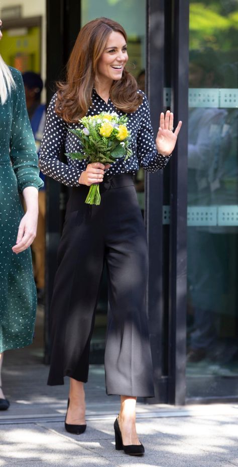 Kate Middleton’s Polka Dot Blouse, Pumps at Sunshine House in London – Footwear News Ducesa Kate, Kate Middleton Stil, Moda Kate Middleton, Vévodkyně Kate, Style Kate Middleton, Düşes Kate, Herzogin Von Cambridge, Looks Kate Middleton, Zara Looks