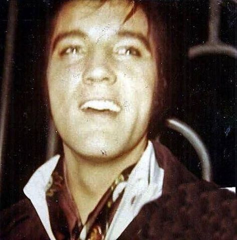 Elvis With Fans, Facebook Pic, Elvis Cd, Elvis Collectors, Elvis In Concert, Elvis Presley Pictures, Elvis Presley Photos, December 19, Life Pictures