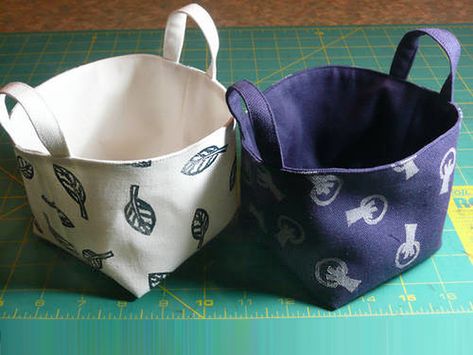 Cloth Baskets, Bucket Diy, Stamped Fabric, Fabric Bucket, Fabric Basket Tutorial, Basket Tutorial, Tote Tutorial, Dice Bags, Simple Fabric