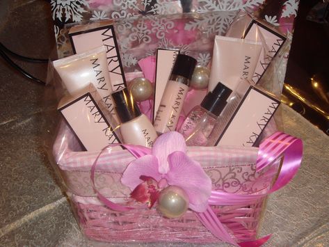 Mary Kay Gift Basket Ideas, Mary Kay Gift Sets, Makeup Gifts Basket, Pink Gift Basket, Mary Kay Christmas, Mary Kay Career, Mary Kay Holiday, 10 Mayo, Mary Kay Gifts