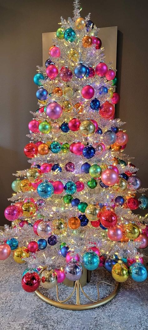 Colorful Ball Christmas Tree, White Tree With Multi Colored Lights, 2023 Xmas Tree, Snow Globe Display Shelf, Awesome Christmas Trees, Retro Xmas Decorations, Bright Pink Christmas Tree, Fun Christmas Tree Ideas Themed, Colorful Ornaments Christmas Tree