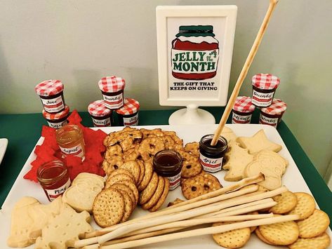 National Lampoon's Christmas Vacation Party | CatchMyParty.com Lampoons Christmas Vacation Party, Griswold Family Christmas Party, Family Christmas Food, Griswold Christmas Party, Christmas Vacation Costumes, Tacky Christmas Party, Christmas Vacation Party, Holiday Party Ideas, Christmas Vacation Movie