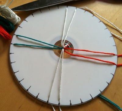 This DIY Kumihimo Disk from a CD is a great way to upcycle those old CDs. Kumihimo Disk Diy, Kumihimo Cord, Kumihimo Disk, Japanese Braiding, Mochila Crochet, Kumihimo Braiding, Kumihimo Jewelry, Kumihimo Patterns, Old Cd