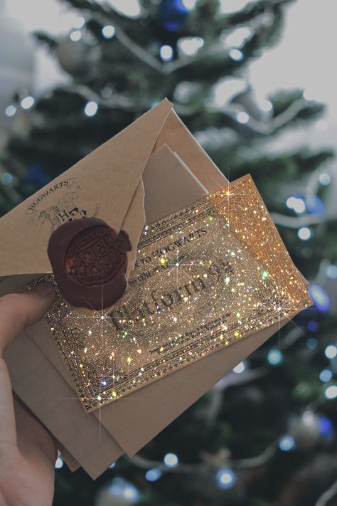 Glitter Christmas Aesthetic, Sparkle Movie, Nicole Core, Glam Wallpapers, Sparkly Aesthetic, Sparkly Birthday, Golden Angel, Sparkly Christmas, Cute Movie Scenes