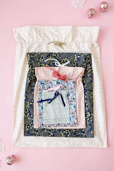 fabric gift bag pattern - see kate sew Diy Fabric Gift Bags How To Make, Diy Fabric Drawstring Gift Bags, Fabric Gift Bags Diy Free Pattern, Diy Fabric Gift Bags, Drawstring Backpack Pattern, Gift Bag Pattern, Diy Jewelry Bags, Sew Gifts, Drawstring Bag Pattern