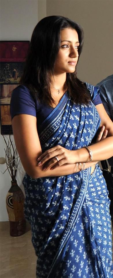 trisha krishnan in VTV. So much awesome. Vtv Trisha Saree, Trisha Blue Saree, Vtv Trisha, Trisha In Saree, Trisha Saree, Blue Cotton Saree, Dress Elegant Classy, Village Girls, Indigo Saree