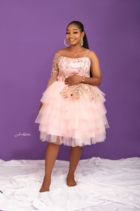 Kinda dress that will give you a dorime vibe🤩🤩🤩 Queens Cake, Short Ball Gowns, Mal Dress, South African Wedding Dress, Tutu Fashion, Boubou Styles For Women, African Party Dresses, African Lace Styles, African Print Dress Ankara