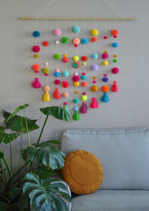 Pom Pom Wall Hanging Diy, Small Pom Poms Diy, Diy Cute Crafts For Your Room, Diy Pom Pom Garland, Pompom Crafts, Pom Pom Wall Hanging, Pom Pom Mobile, Tassel Wall Hang, Tassel Wall