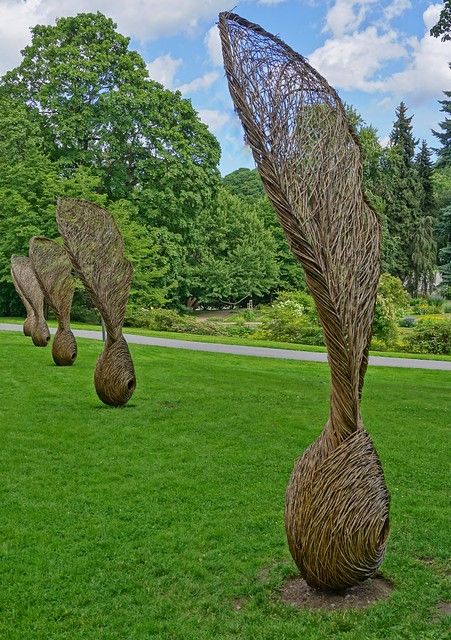 Vine Arch, Willow Sculpture, Willow Art, Environmental Sculpture, Cool Playgrounds, Wire Sculptures, Willow Weaving, Meditation Garden, Autumn Display