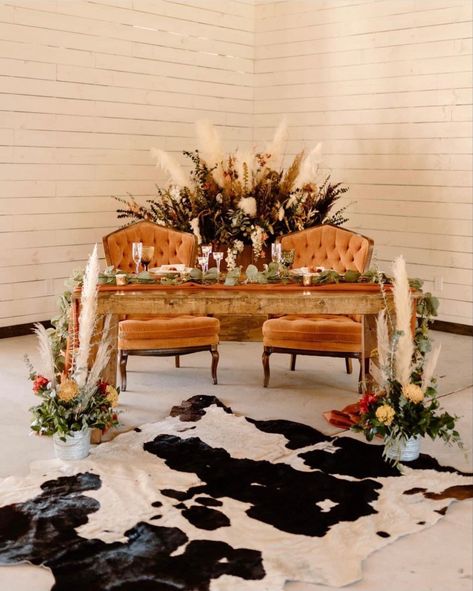 Country Wedding Bride And Groom Table, Boho Western Photo Backdrop, Country Wedding Sweetheart Table, Western Wedding Venue Ideas, Western Wedding Bride And Groom Table, Emerald Western Wedding, Western Theme Wedding Shower Ideas, Outdoor Ranch Wedding Decor, Lasso Wedding Decor