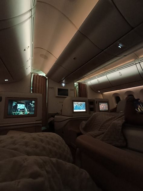 #buisnessclass #plane 1st Class Airplane Seats, 1st Class Plane, Plane Pics, Airport Vibes, Plane Seats, Airplane Seats, Jeffreys Bay, Luxury Jets, Airport Aesthetic