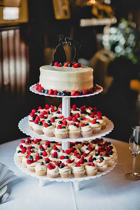 Totally Unique Wedding Cupcake Ideas ❤ See more: http://www.weddingforward.com/unique-wedding-cupcake-ideas/ #weddings Cake With Cupcakes, Cheesecake Wedding Cake, Wedding Cheesecake, Mini Wedding Cakes, Cupcake Photos, Summer Wedding Cakes, Traditional Wedding Cakes, Cake Mini, Small Wedding Cakes