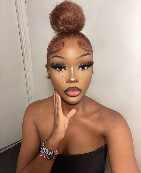 Uk Black Girls Makeup, Uk Girl Makeup, Pic Tips, Soft Era, Dark Makeup Looks, Birthday Makeup Looks, Freckles Makeup, Gold Makeup Looks, Face Beat Makeup