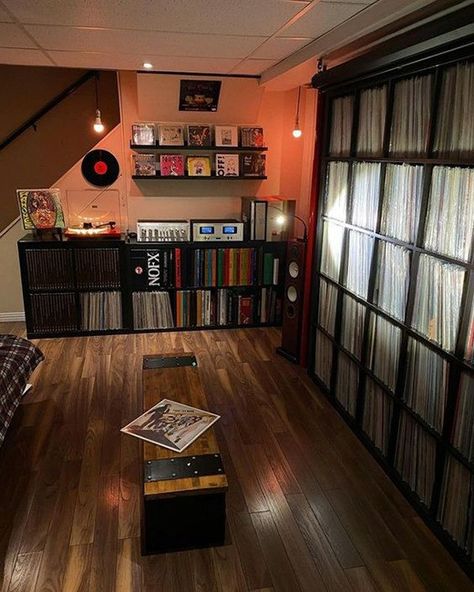 Djing Aesthetics, Vinyl Record Room, Jj House, Home Music Rooms, Vinyl Room, Dangerous Liaisons, Record Room, Music Studio Room, Music Room Decor