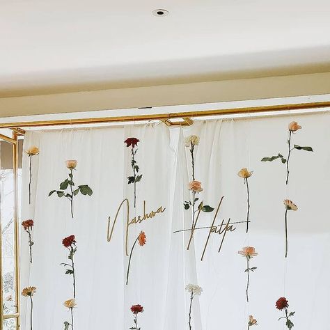 𝒚𝒐𝒖𝒓 𝒆𝒗𝒆𝒏𝒕 𝒅𝒆𝒄𝒐𝒓𝒂𝒕𝒐𝒓 🎊 on Instagram: "Beautiful hanging flower backdrop will be your beautiful companion in your special day! 🌹 . . Customized Flower Backdrop for our beautiful client @nashataqi at Bistro Raffles Cibubur . . #backdropsweetseventeen #dreamdecor  #whatsyourdream #decorationsweetseventeen #decoration #dekorjakarta #dekorsweetseventeen #dessert #sweetseventeen #sweetseventendekor #sweetseventeendress #sweet16 #partydecoration  #partydecorationjakarta #hangingflowerbackdrop #flowerbackdrop #tablesetting #tabledecor #tablesettingjakarta #tablesettingjkt #bridalshowerjkt #dekorbridaljkt #newyear #photography #bridalshower #jktbridalshower #greentablerunner #desserttablejakarta #desserttablemurah #caketable" Dangling Flowers Backdrop, Hanging Flowers Backdrop, 2024 Backdrop, Baby In Bloom Backdrop, Hanging Flower Backdrop, Birthday Backdrop Ideas, Pose Prewedding, Flower Backdrop Wedding, Engagement Decor