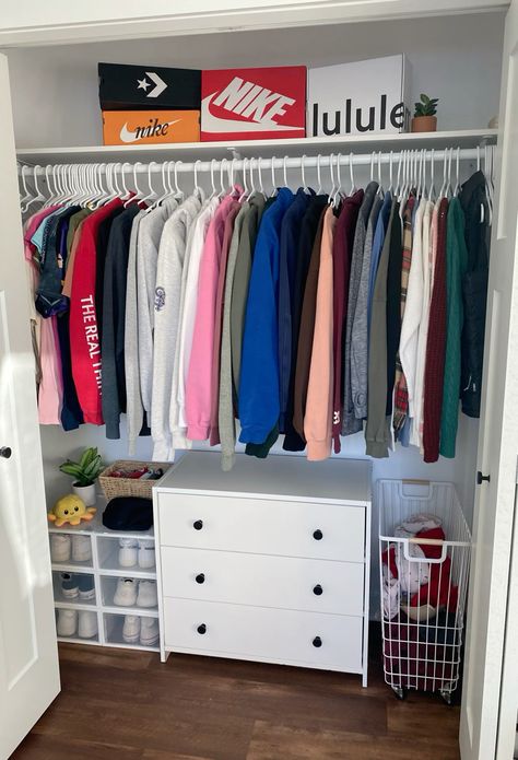 Elfa Small Closet Ideas, Teen Girl Room Organization Ideas, Teen Closet Ideas, Closet Diy Ideas, Organizing Room Ideas, Clothes Organization Ideas, Small Room Inspo, Girls Closet Organization, Teen Closet