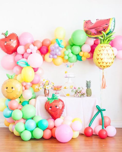 Oh Shiny! ✨ on Instagram: “Fun fruit garland for a baby shower #fruitsoflabor 🍉🍒🍐🍋🍇 There isn’t a fruit we don’t like but durian is a favorite! Anyone have a durian…” Toddler Birthday Themes, Tutti Fruity Party, Summer Birthday Themes, Fruit Garland, Tutti Frutti Birthday Party, Tutti Frutti Party, Fruit Birthday Party, Fun Fruit, Fruit Birthday