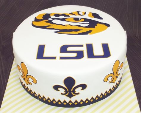 LSU "eye of the tiger"  groom's cake. Lsu Cake Birthday, Lsu Grooms Cake Wedding, Lsu Cake Ideas, Lsu Grooms Cake, Football Cake Ideas, Lsu Shoes, Lsu Cake, Lsu Party, Lsu Graduation