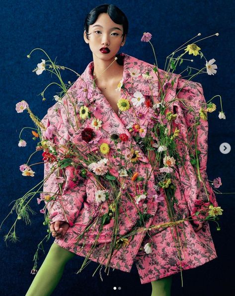 Flower Embellishments, Photographie Portrait Inspiration, Flower Studio, Fashion Photography Inspiration, Fashion Photography Editorial, Artist Style, Fashion Photoshoot, Flower Fashion, Fashion Shoot