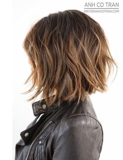 9x Hoe style je een bob (stylingtips voor bobkapsels en halflange kapsels) | Glamourista - kapsels Aline Bob, Shaggy Bob Hairstyles, Wavy Bob Haircuts, Shaggy Bob, Shaggy Haircuts, Wavy Bob Hairstyles, Choppy Bob Hairstyles, Layered Bob Hairstyles, Haircut For Thick Hair