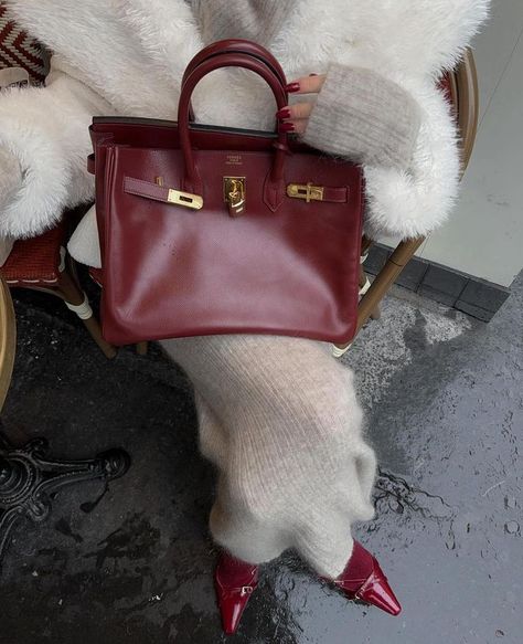 🌹 @hannaschonberg #hermes | Instagram Europe Winter Fashion, Mode Gossip Girl, Visuell Identitet, Sac Tote Bag, Red Handbag, The Perfect Guy, Red Aesthetic, Mode Vintage, Mode Inspiration