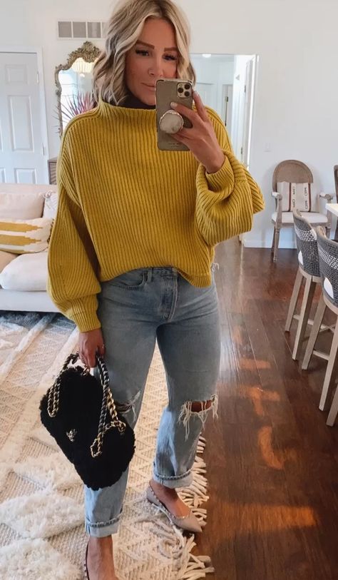 Baggy Mom Jeans Outfit Winter, Blue Jean And Sweater Outfits, Ripped Jeans Work Outfit, Fall Outfits For 30 Somethings, Mom Jeans Sweater Outfit, 90s Fit Jeans Outfit, Ripped Mom Jeans Outfits Winter, Mom Jeans With Sweater, Fall Jeans Outfit Casual 2022