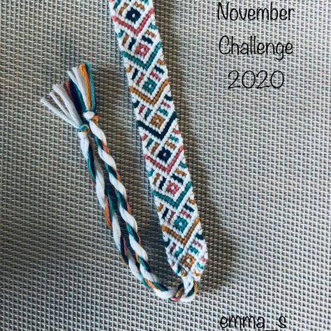 Fishbone Friendship Bracelet, Hard Bracelet Patterns, Advanced Friendship Bracelet Patterns, Fish Bracelet Pattern, Cute Friendship Bracelets Pattern, Bracelet Book Patterns, Stitch Bracelet Pattern, Striped Fish, Bracelet Book