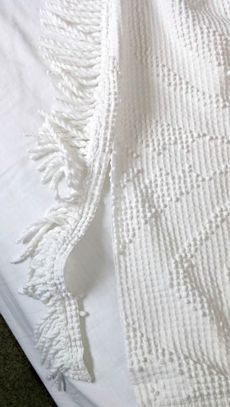 How to make a duvet from a vintage bedspread! Diy Bedspread Ideas Sewing, How To Sew A King Size Bedspread, Bedspread Storage Ideas, Chenille Bedspread Vintage, Diy Bedspread, Diy Duvet, Duvet Cover Diy, White Bedspreads, Vintage Duvet