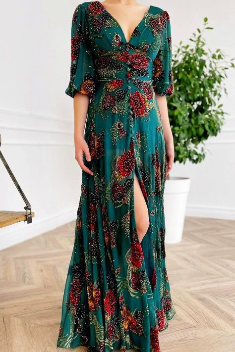 Retro Wedding Guest Outfit, Alternate Wedding Dress, Hippie Elegante Boho Style, Boho Wedding Guest Dress, Long Sleeve Floral Midi Dress, Flower Embroidery Dress, Looks Street Style, Pretty Clothes, Mode Inspiration