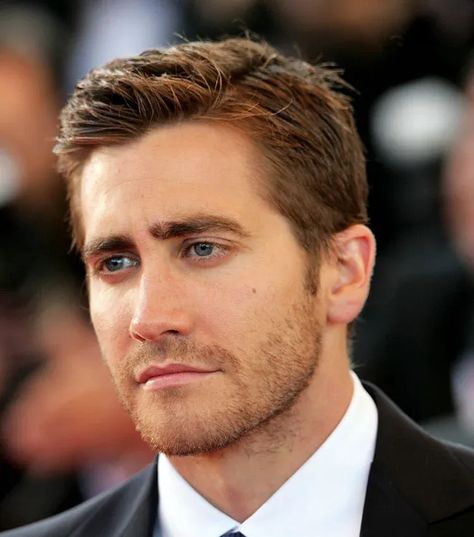 Jake Gyllenhaal's Side Swept Ivy League. The actor’s most iconic haircuts and signature hairstyles will inspire you to transform your look. Short Ivy League Haircut Men, Short Side Part Hair, Jake Gyllenhaal Hair, Make Haircuts, Jake Gyllenhaal Haircut, Iconic Haircuts, Signature Hairstyles, Mens Hairstyles Side Part, Side Part Men