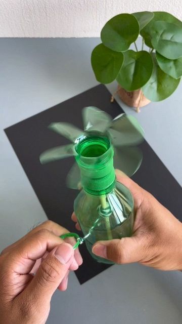 Art And Craft Paper, Beverage Bottle, How To Make Paper Flowers, Paper Craft Ideas, Origami Easy, Origami Art, Fun Times, Paper Cup, Simple Shapes